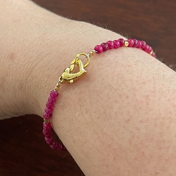 3.75 mm pinkish red ruby bead gold tone heart clasp bracelet - Picture 3 of 9